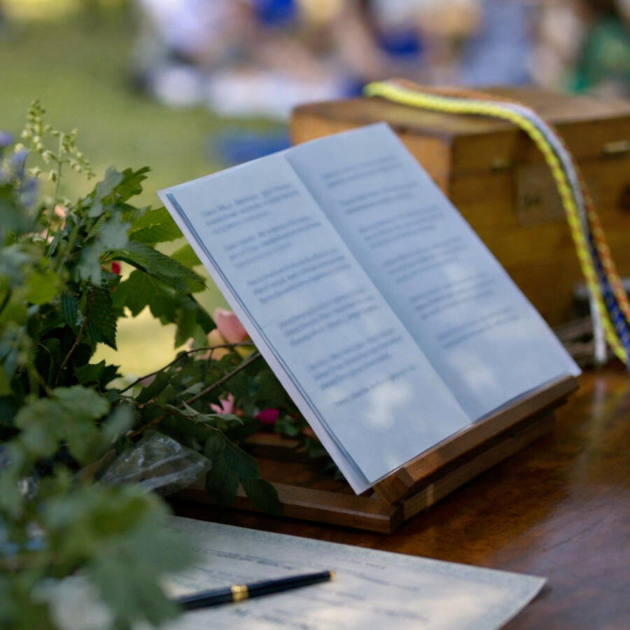 Rito simbolico - matrimonio con celebrante professionista nel giardino di una VillaVeneta - WeRite Ceremonies